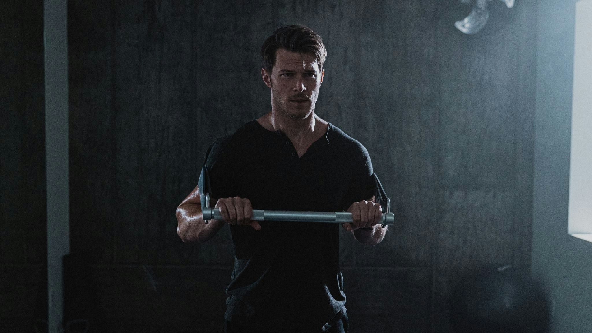 Man doing x3 tricep press.